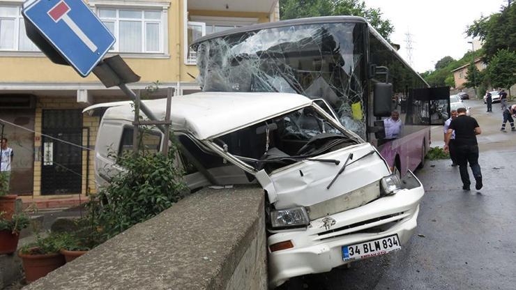 Üsküdarda özel halk otobüsü minibüse çarptı