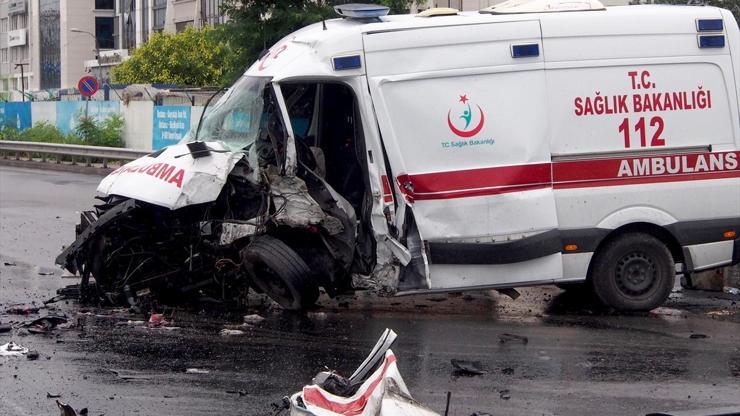 Ataşehirde ambulans kaza yaptı: 4 yaralı