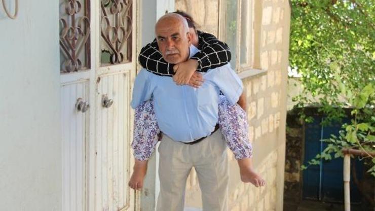 Babasının sırtında taşıdığı Çiçek yürümek istiyor