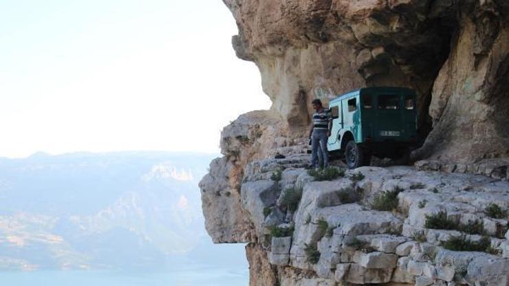Adrenalin tutkunu, cipiyle kaledeki uçurumun kenarına çıktı