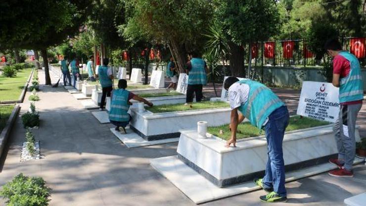 Yükümlüler şehitliği temizledi Yükümlüler şehitliği temizledi