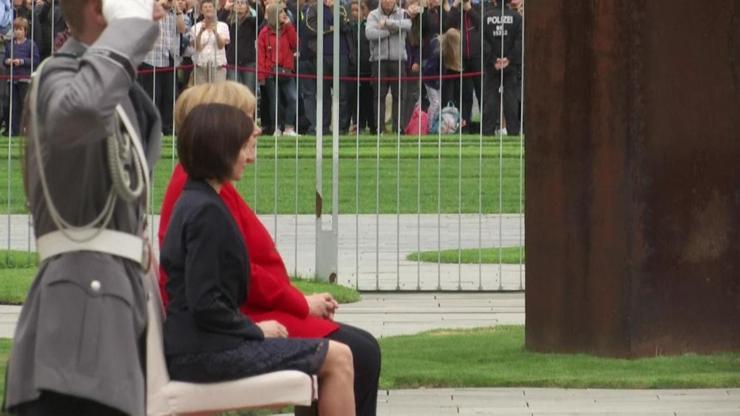 Merkel titreme nöbetine karşı yine oturdu