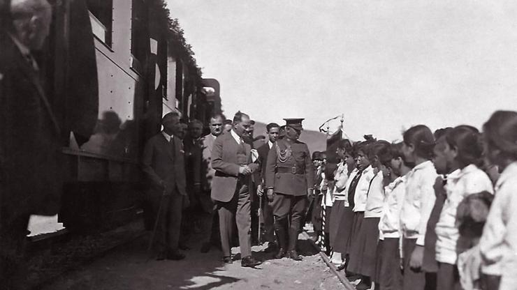 İlk kazmayı Atatürkün vurduğu yenilenen demiryolu hattı açılıyor