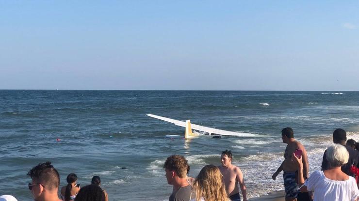 ABD’de arızalanan uçak okyanus kıyısına acil iniş yaptı
