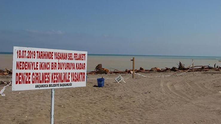 Sel nedeniyle Akçakoca’da denize girmek yasaklandı