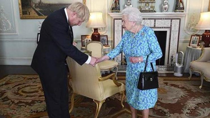 Boris Johnson Buckingham Sarayında başbakanlık görevini devraldı
