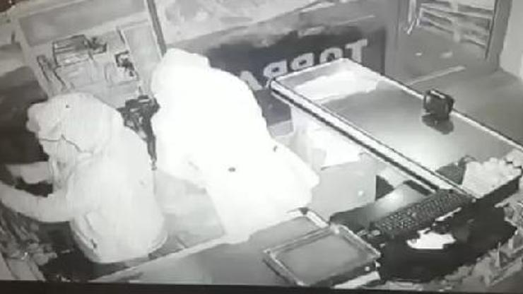 İki erkek, başörtüsü takıp marketi soydu