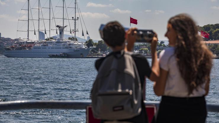 Dünyanın en büyük yelkenli kruvaziyer gemilerinden biri İstanbula demirledi