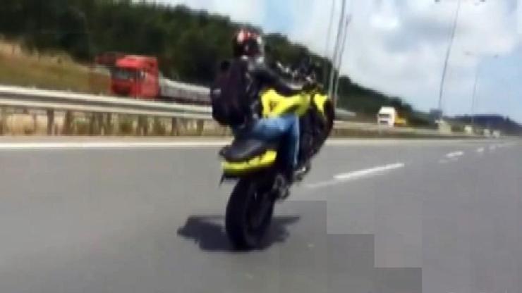 İstanbul’da motosikletli maganda “tek teker” üstünde yarışıp “makas” attı