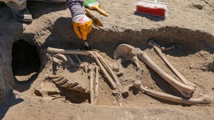 Vanda kafatası olmayan 2 bin 700 yılık kadın iskeleti bulundu