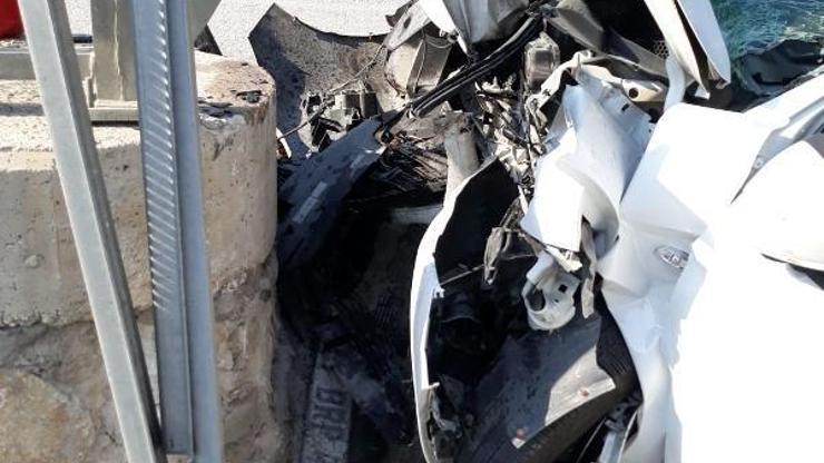 Bariyerlere çarpan otomobilin sürücüsü öldü