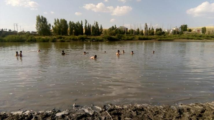 Nehre giren 4 çocuk boğuldu