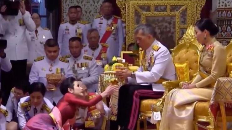 Generali ile evlenen Tayland Kralı şimdi de resmi metresini duyurdu