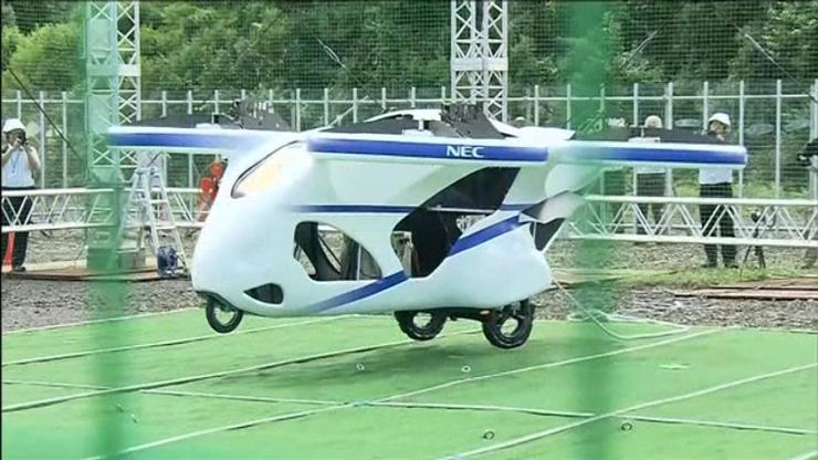 Prototip uçan otomobil deneme uçuşu yaptı