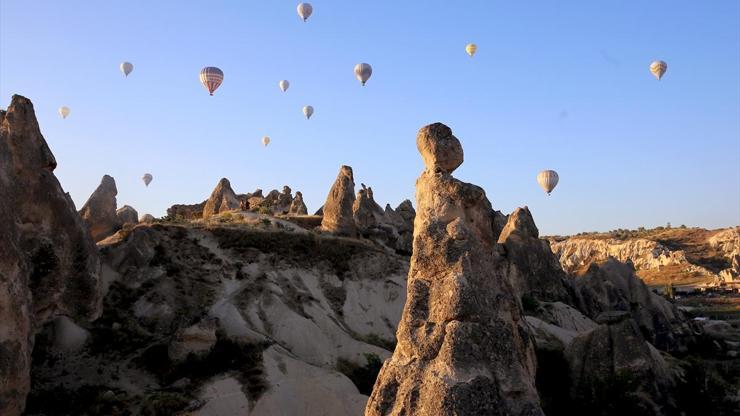 Sıcak hava balonları Kapadokyaya renk katıyor