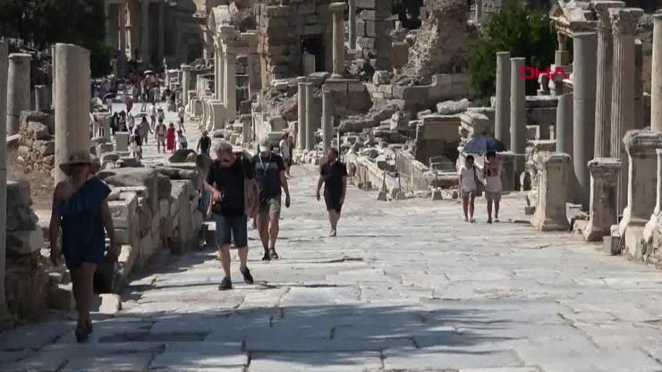 Turistler Efes Antik Kentine akın etti