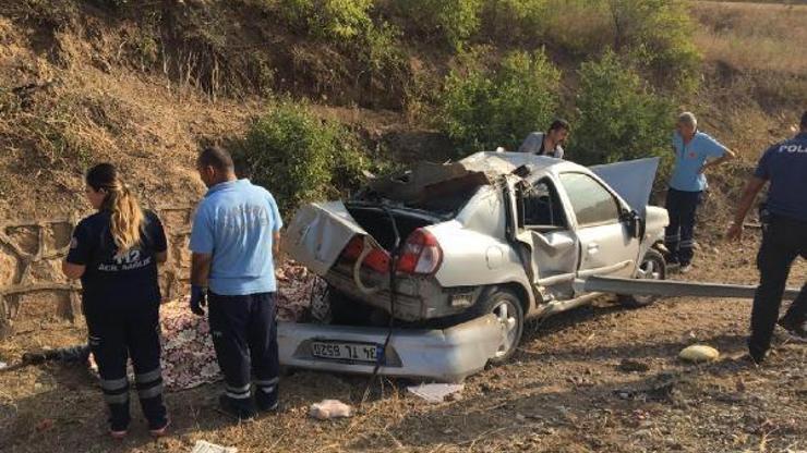 Bariyerlere ve istinat duvarına çarpan otomobil devrildi; sürücü ile eşi öldü