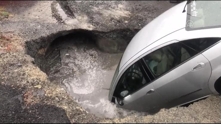 Yol çöktü, araç içine düştü