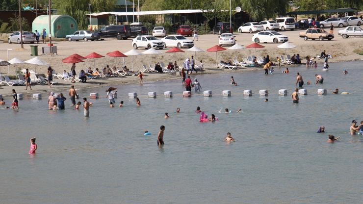 Sıcatan bunalanlar Hazar Gölünde serinliyor