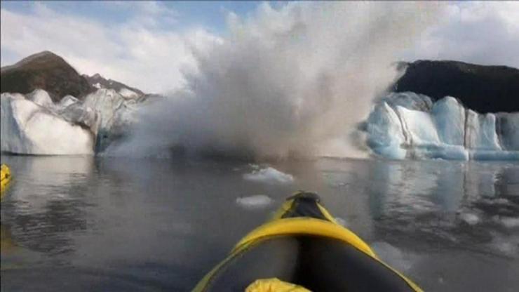 Alaskadaki dev dalga kanocuları yutuyordu