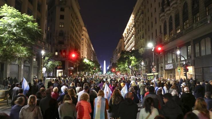 Arjantinde halk sokağa döküldü