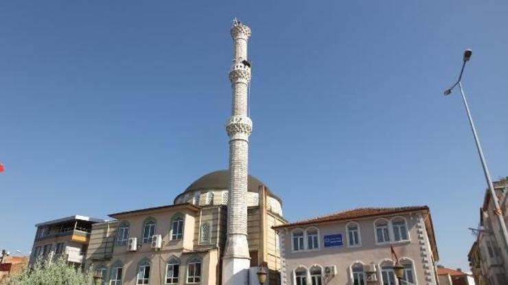 Çatlayan minareyi, Yalçın çifti onarıyor