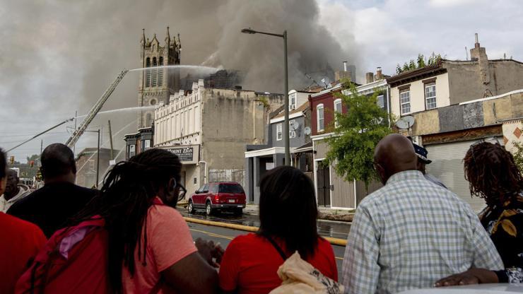 Gözyaşları içinde izlediler: ABDde 115 yıllık kilise alev alev yandı
