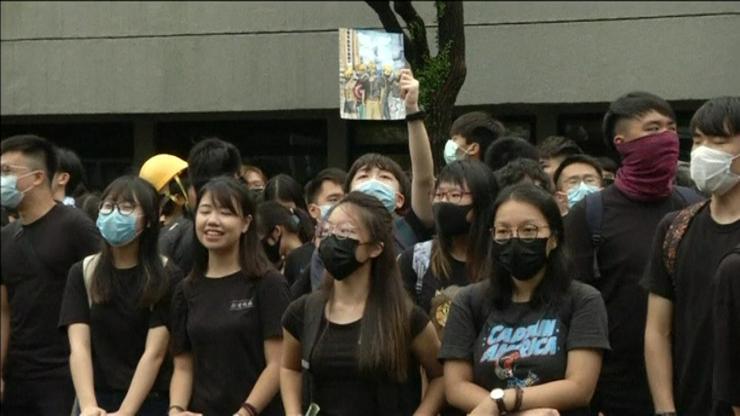 Hong Kong’da öğrenciler okulu boykot etti