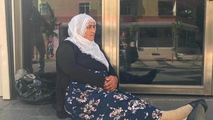 HDPlilerce dağa kaçırıldığını iddia ettiği oğlu için oturma eylemi başlattı