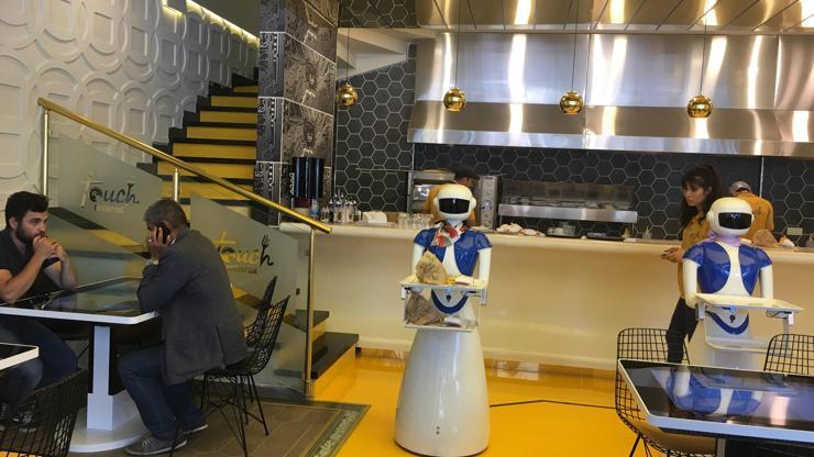 İstanbulda robot garsonlar işe başladı