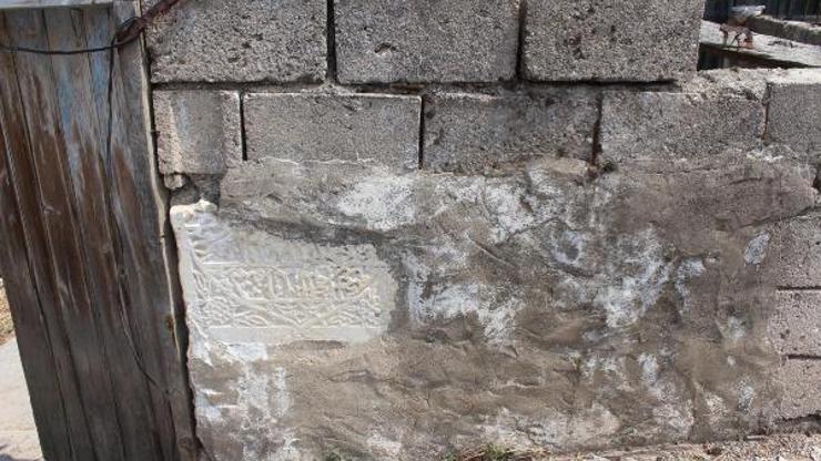 Antik eserler, evlere duvar olmuş