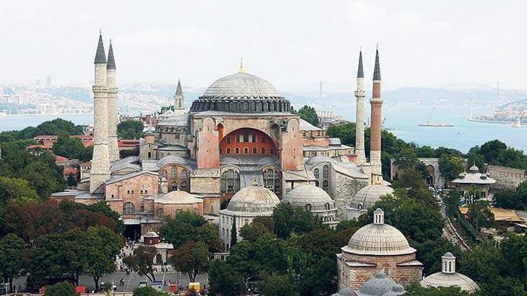 Ayasofya’daki çatlaklar sorun oluşturabilir