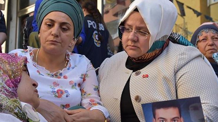 Bakan Selçuktan, oturma eylemi yapan Diyarbakır annelerine ziyaret