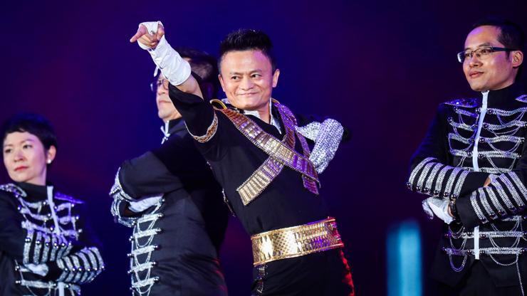 Alibabanın kurucusu Jack Maya stadyumda veda partisi