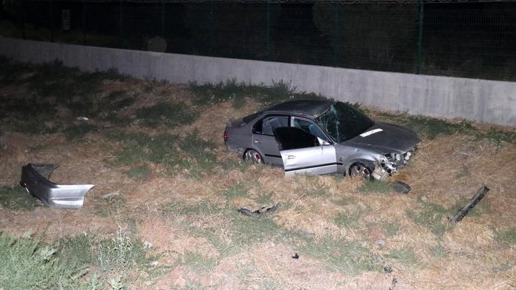 İzmirde otomobil şarampole devrildi: 1 ölü, 1 yaralı