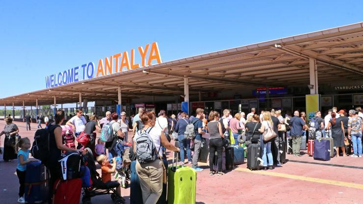 Antalya Havalimanı’nda Thomas Cook kuyruğu