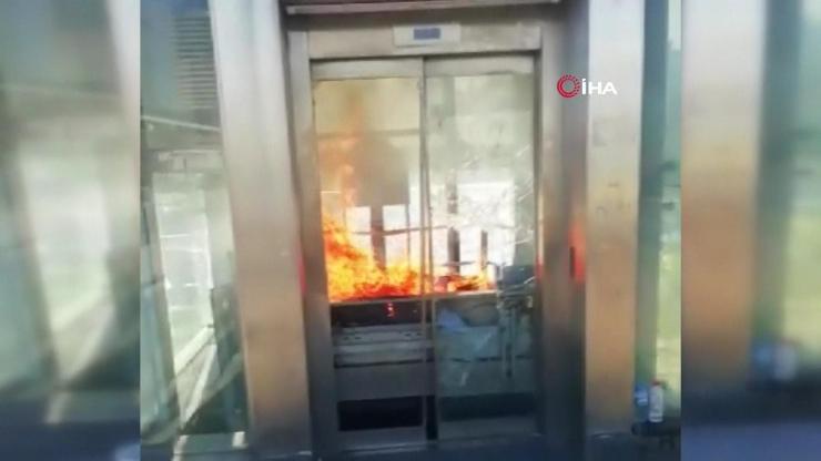 Zincirlikuyu metrobüs durağında yangın