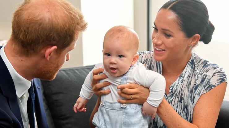 Kraliyet ailesinin küçük üyesi Archie ilk resmi ziyaretinde