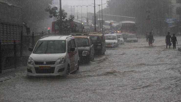 Hindistanda şiddetli yağışlar bir haftada 59 can aldı