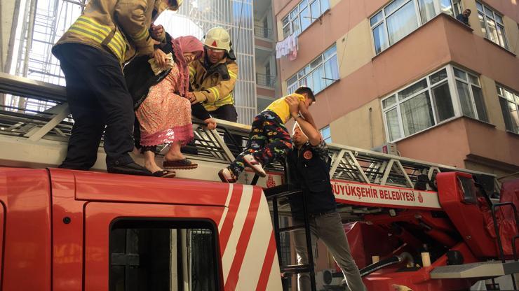 Fatihte 5 katlı binada yangın çıktı