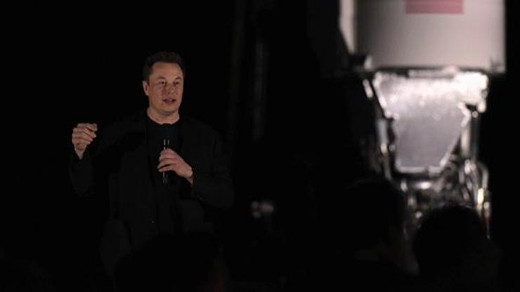 Elon Musk, Aya ve Marsa insan taşıyacak Starshipi tanıttı