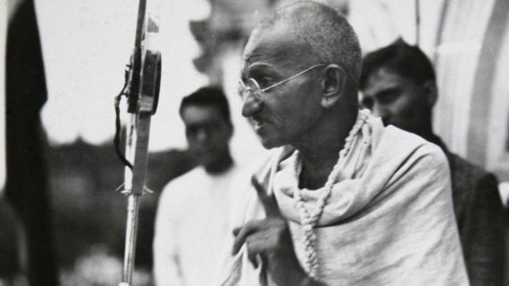 Mahatma Gandinin anıtta saklanan külleri çalındı