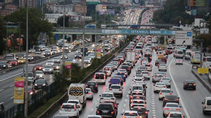 İstanbulda yağış trafiği felç etti