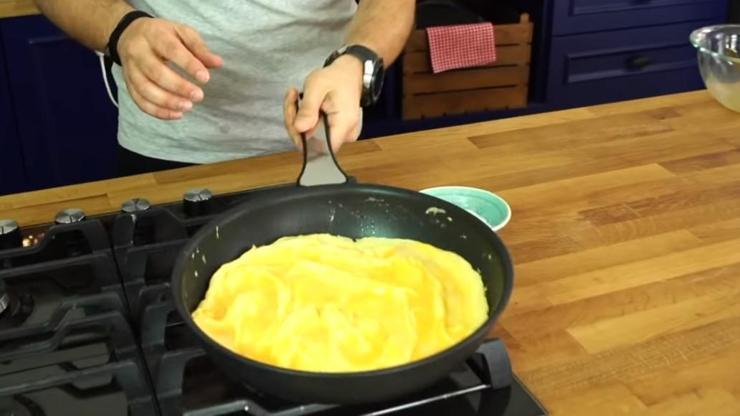 Omlet nasıl yapılır İşte peynirli omlet tarifi