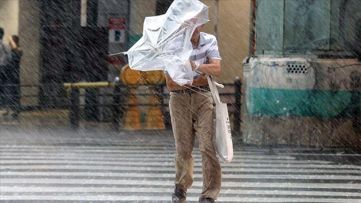 Japonya’da süper tayfun hayatı felç etti