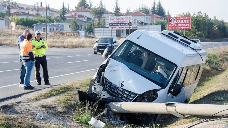 Ankarada servis minibüsü devrildi: 15 yaralı