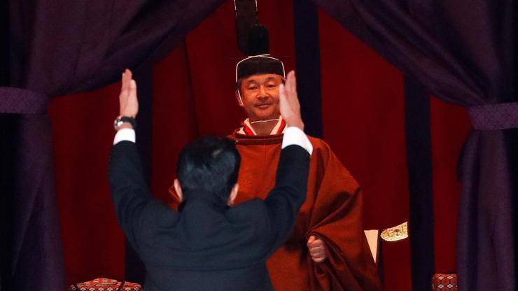 Japonyada Naruhito tahta çıktı: Başbakan Abe yeni imparatoru böyle selamladı