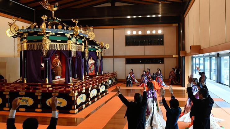 Japonya yeni imparatorun 150 milyon dolarlık tahta çıkış törenini konuşuyor