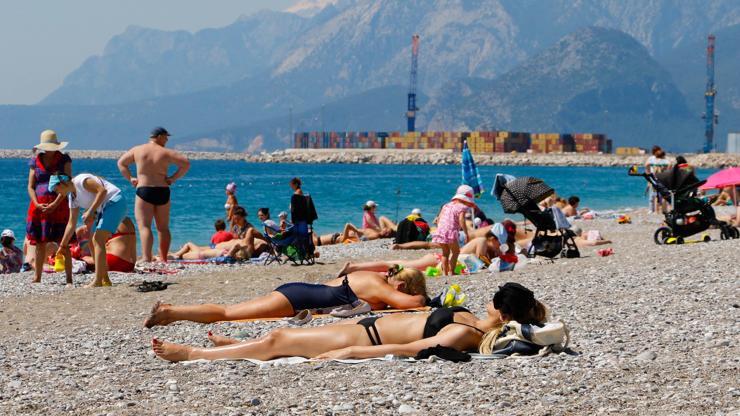 Antalya yaz aylarını yaşamayı sürdürüyor