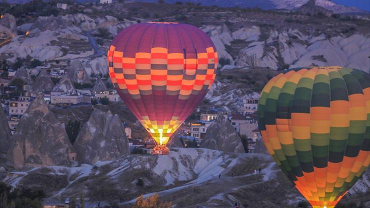 Sıcak hava balonları ile eşsiz manzaranın tadını çıkarıyorlar